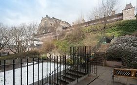 Charming 1 Bed Apartment With Castle View